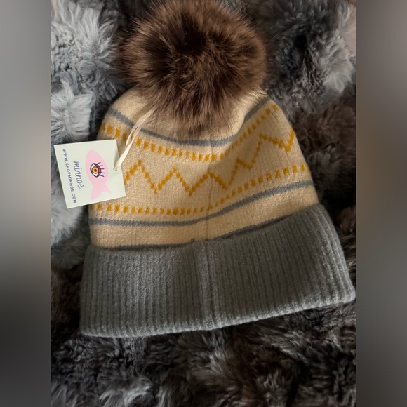Pom Pom Beanie - Cream and Gray⭐️ - Picture 3 of 4